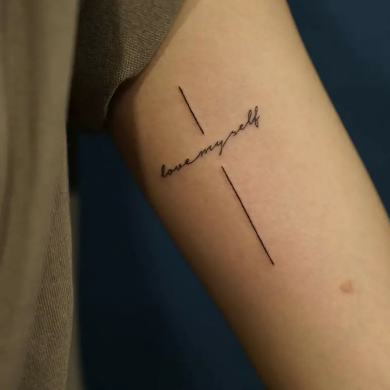 Tatuagem de Cruz no Braço