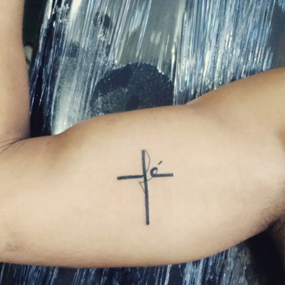 Tatuagem de Cruz Católica