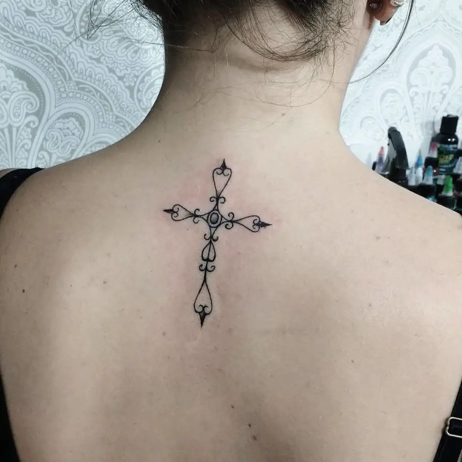 Tatuagem de cruz nas costas